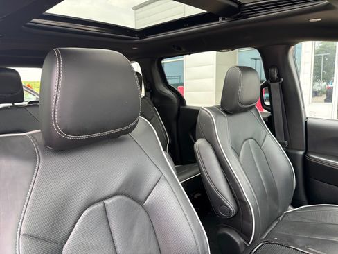Used 2026 Chrysler Pacifica Limited FWD image 33