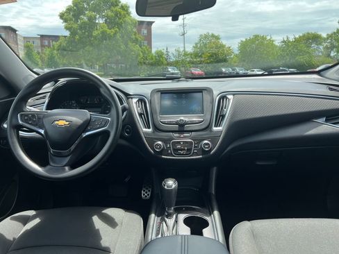 Used 2017 Chevrolet Malibu LT FWD image 12