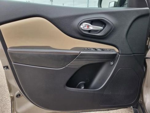 Used 2017 Jeep Cherokee Limited FWD image 15