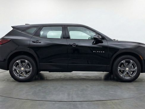 Used 2025 Chevrolet Blazer LT FWD image 11