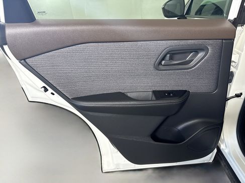 Used 2022 Nissan Rogue S image 26