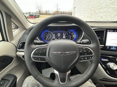 Used 2024 Chrysler Pacifica Touring-L image 23