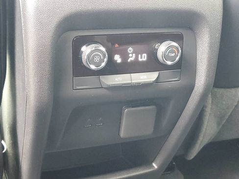 Used 2025 Chevrolet Traverse LT w/ Driver Confidence Package FWD image 27