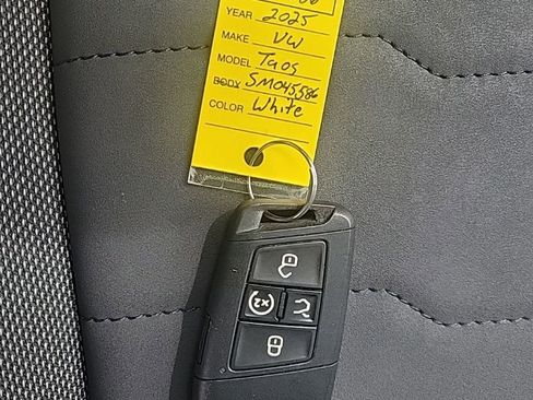Certified 2025 Volkswagen Taos SE image 36