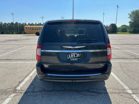 Used 2012 Chrysler Town & Country Touring w/ Entertainment Group #1 FWD image 5