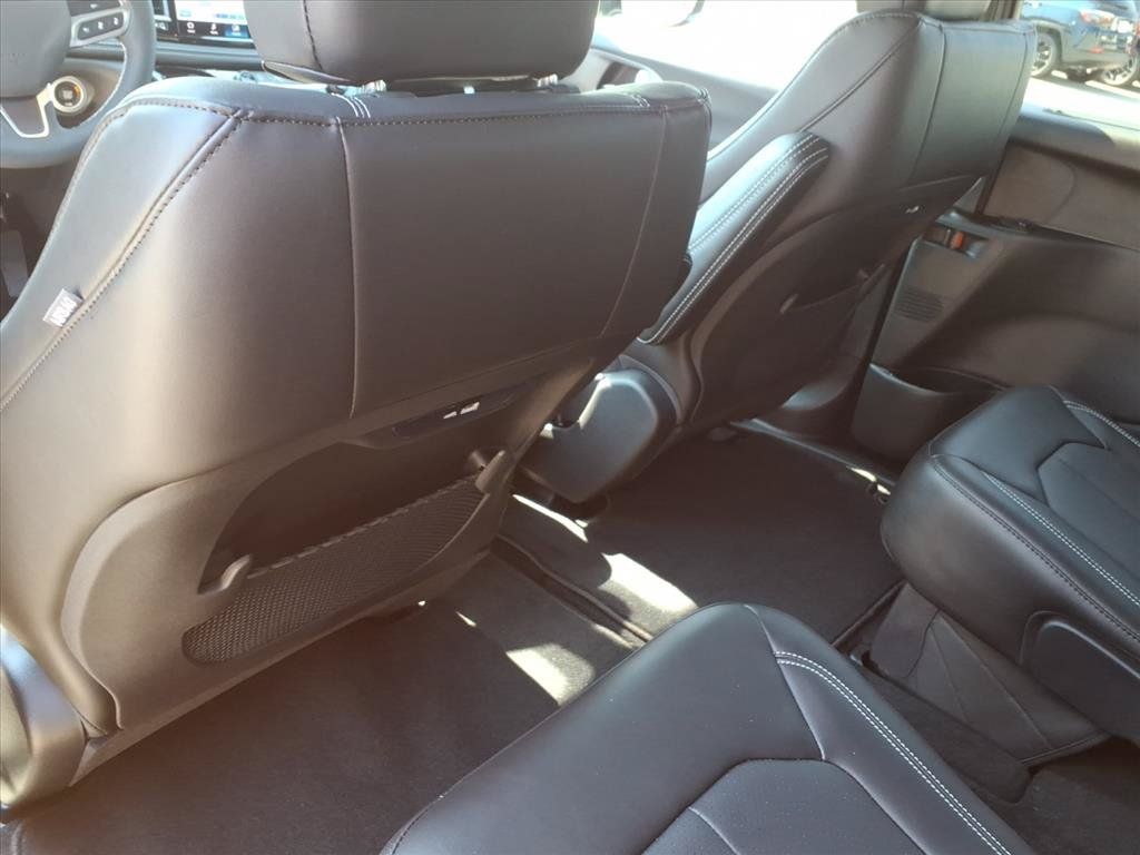 New 2027 Chrysler Pacifica Select FWD image 16