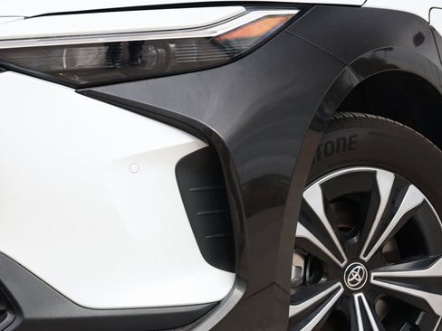 Used 2025 Toyota bZ4X XLE image 12