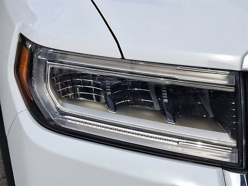 Used 2023 GMC Acadia SLT w/ Preferred Package image 10