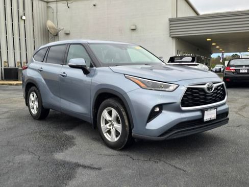 Used 2022 Toyota Highlander LE image 4