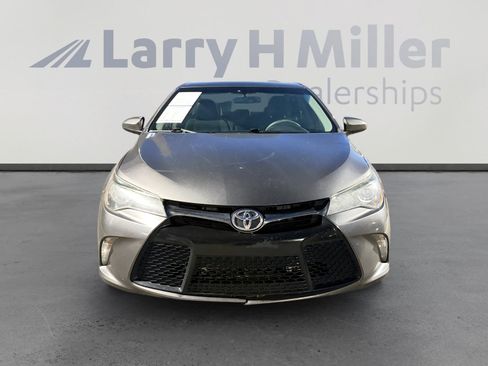 Used 2017 Toyota Camry SE w/ Moonroof Package FWD image 8
