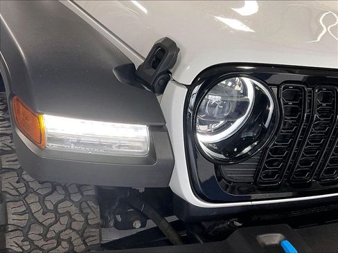 Used 2024 Jeep Wrangler Unlimited AWD/4WD image 32