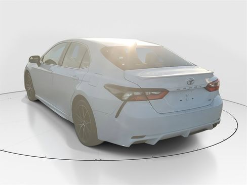 Certified 2021 Toyota Camry SE image 5