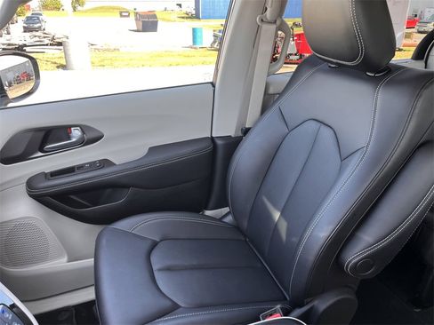 Used 2024 Chrysler Pacifica Touring-L image 34