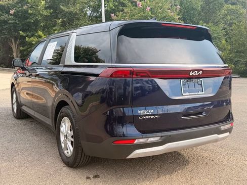 Used 2023 Kia Carnival LX FWD image 3