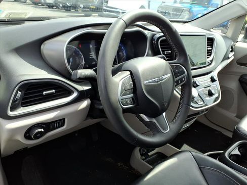 Used 2024 Chrysler Pacifica Touring-L image 9