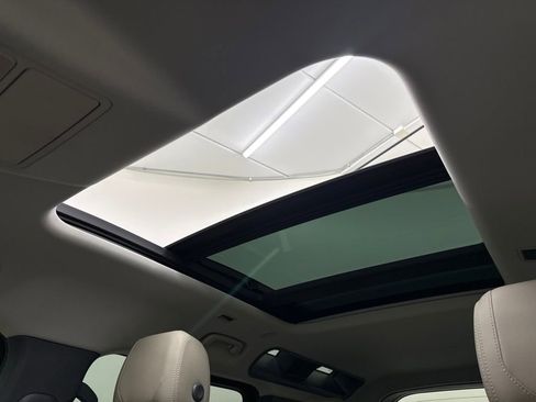 Used 2020 Land Rover Defender 110 SE image 25