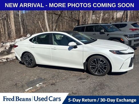 Used 2025 Toyota Camry XLE w/ Premium Plus Package image 4