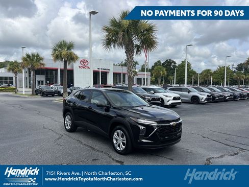Used 2025 Chevrolet Trax LS FWD image 1
