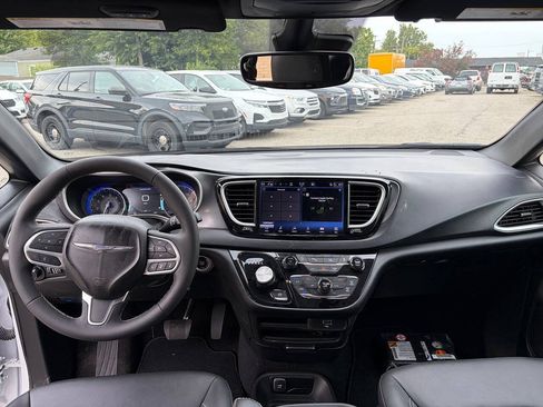 Used 2026 Chrysler Pacifica Select FWD image 10