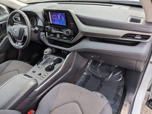 Used 2023 Toyota Highlander LE FWD image 35