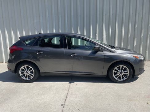 Used 2018 Ford Focus SE FWD image 2