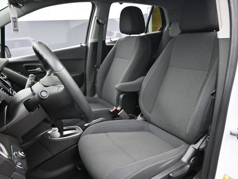Used 2020 Chevrolet Trax LS w/ Tint and Cruise Package AWD/4WD image 14
