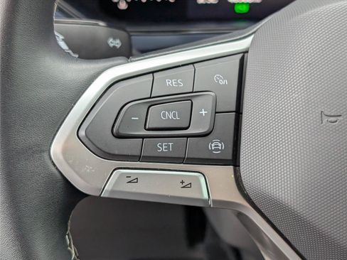 Used 2022 Volkswagen Taos SE w/ Panoramic Sunroof Package AWD/4WD image 22