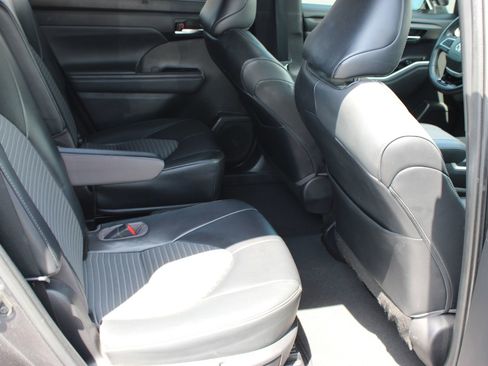 Used 2022 Toyota Highlander XSE FWD image 25
