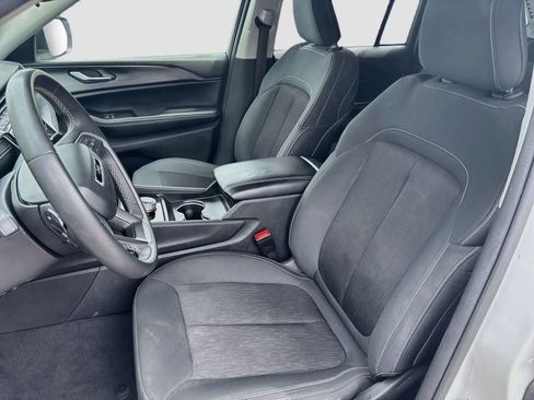 Used 2024 Jeep Grand Cherokee Laredo RWD image 21