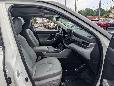 Used 2023 Toyota Highlander XLE AWD/4WD image 11