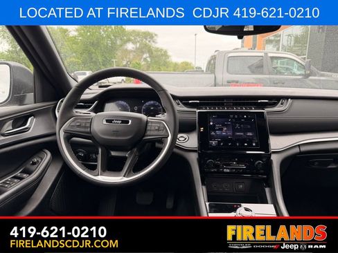 Used 2024 Jeep Grand Cherokee Laredo X w/ Luxury Tech Group I AWD/4WD image 7