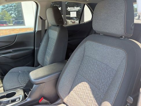 Used 2022 Chevrolet Equinox LT FWD image 2