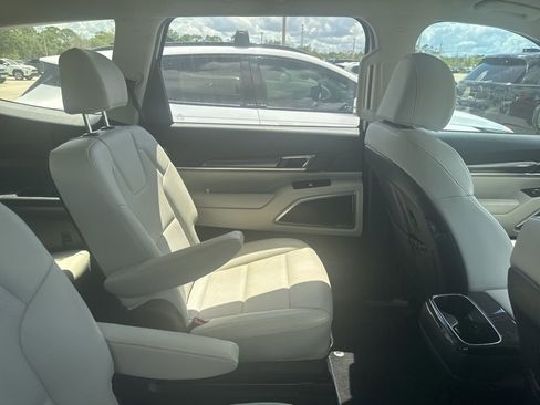 Used 2024 Kia Telluride S image 13