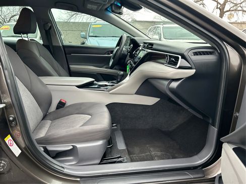 Used 2018 Toyota Camry LE image 21