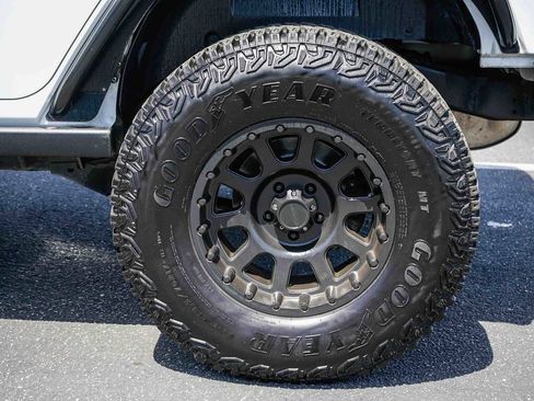 Used 2016 Jeep Wrangler Unlimited Rubicon w/ Connectivity Group AWD/4WD image 10