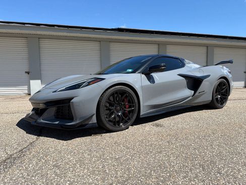 Used 2024 Chevrolet Corvette Z06 w/ Z07 Performance Package RWD image 2