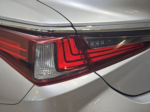 Used 2023 Lexus ES 250 w/ Premium Package AWD/4WD image 33