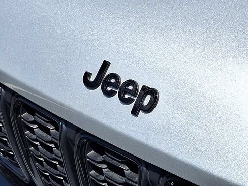 Used 2024 Jeep Grand Cherokee Altitude RWD image 29