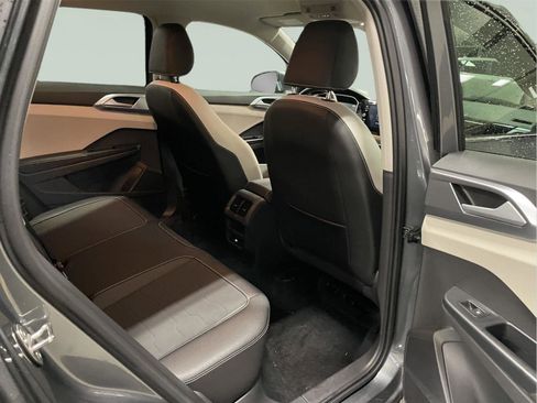 Used 2025 Volkswagen Taos SE image 18