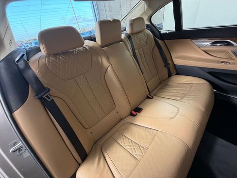 Used 2018 BMW 750i image 32
