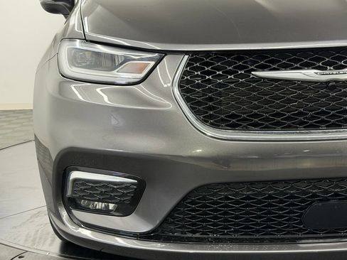 Used 2023 Chrysler Pacifica Touring-L FWD image 9
