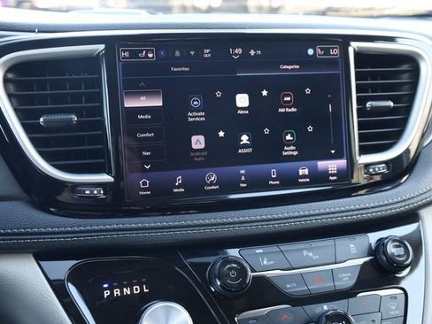 Used 2024 Chrysler Pacifica Select image 17