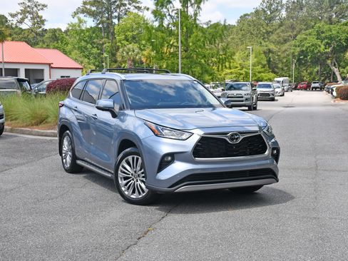 Used 2023 Toyota Highlander Platinum FWD image 6