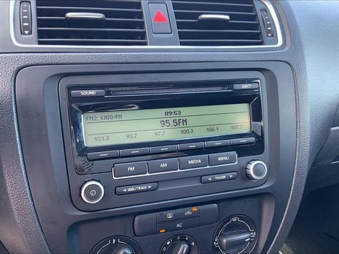 Used 2011 Volkswagen Jetta Sedan FWD image 26