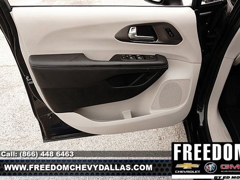 Used 2023 Chrysler Pacifica Touring-L FWD image 33