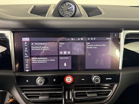 Certified 2025 Porsche Macan 2.0T image 32