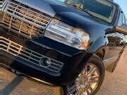 Used 2010 Lincoln Navigator L 4WD image 3