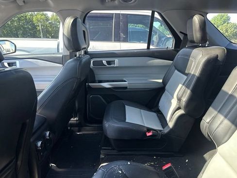 Used 2022 Ford Explorer XLT w/ Equipment Group 202A AWD/4WD image 7