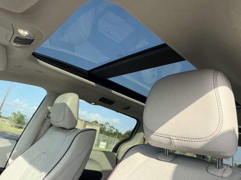 Used 2019 Chrysler Pacifica Limited w/ Advanced Safetytec Group FWD image 12