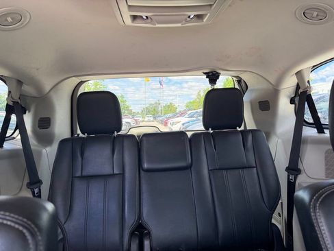 Used 2013 Chrysler Town & Country Touring FWD image 5